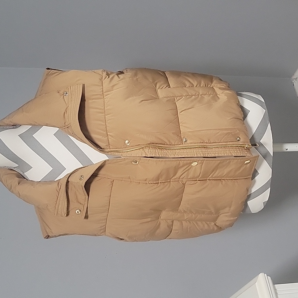 Women's Loft puffer vest, nwt.